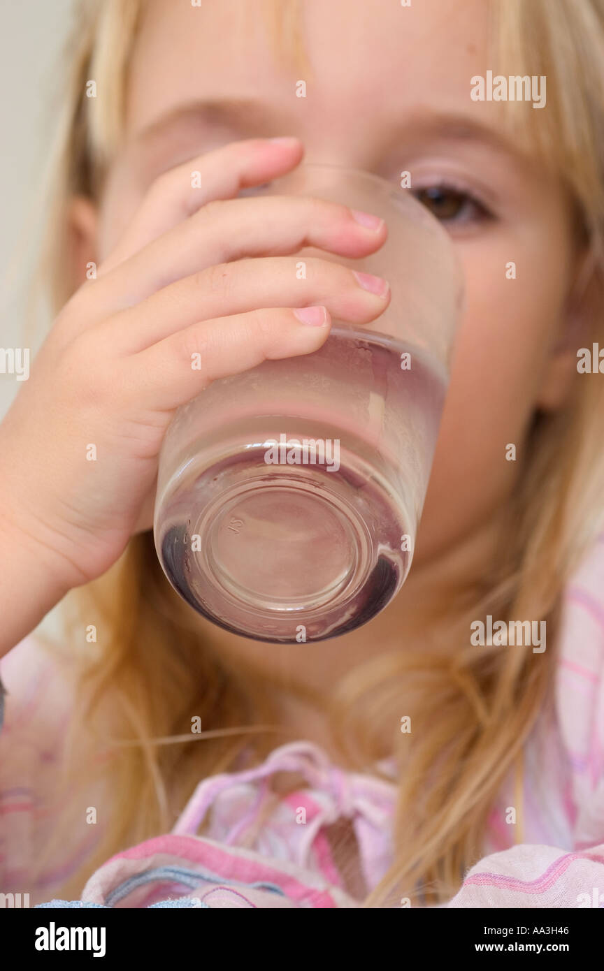 Jeune fille de boire un verre d'eau Banque D'Images