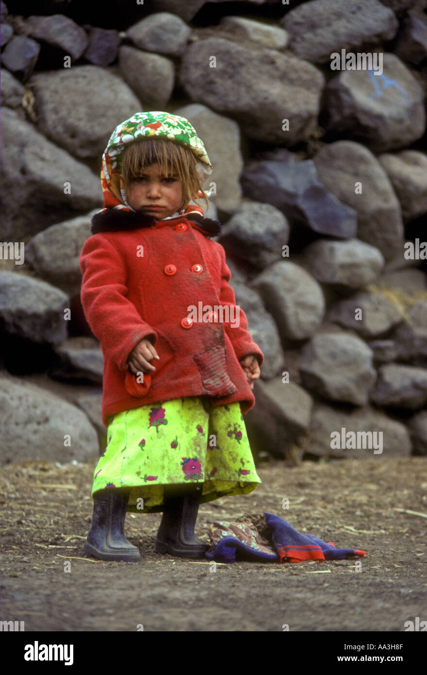 1, l'un, kurde, le kurde, fille, jeune enfant, enfant, pauvres, pauvreté, réfugiés, de Dogubeyazit, province de la Turquie, de l'agroalimentaire Banque D'Images