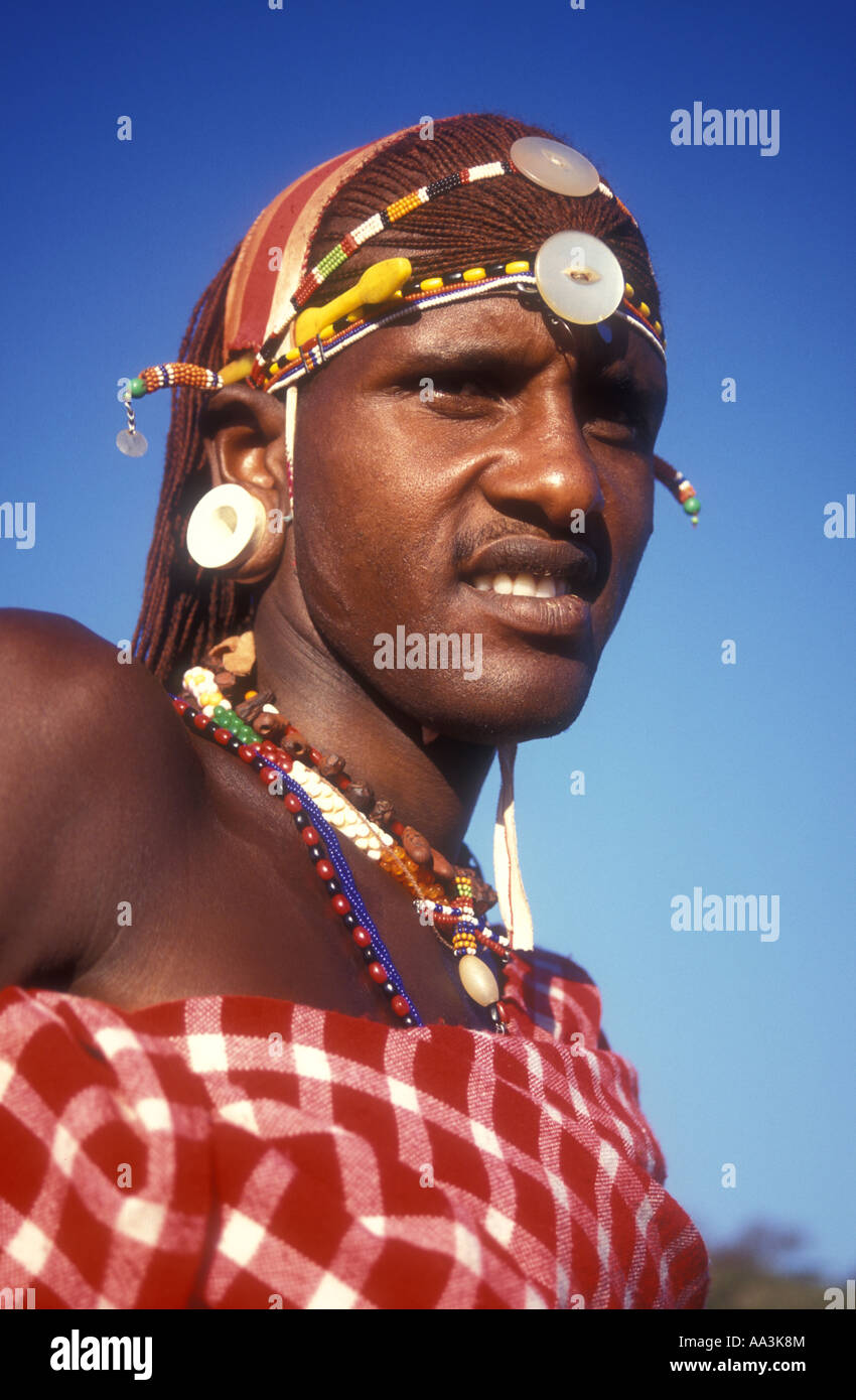 Portrait du beau guerrier Samburu au nord du Kenya, Afrique de l'Est Banque D'Images