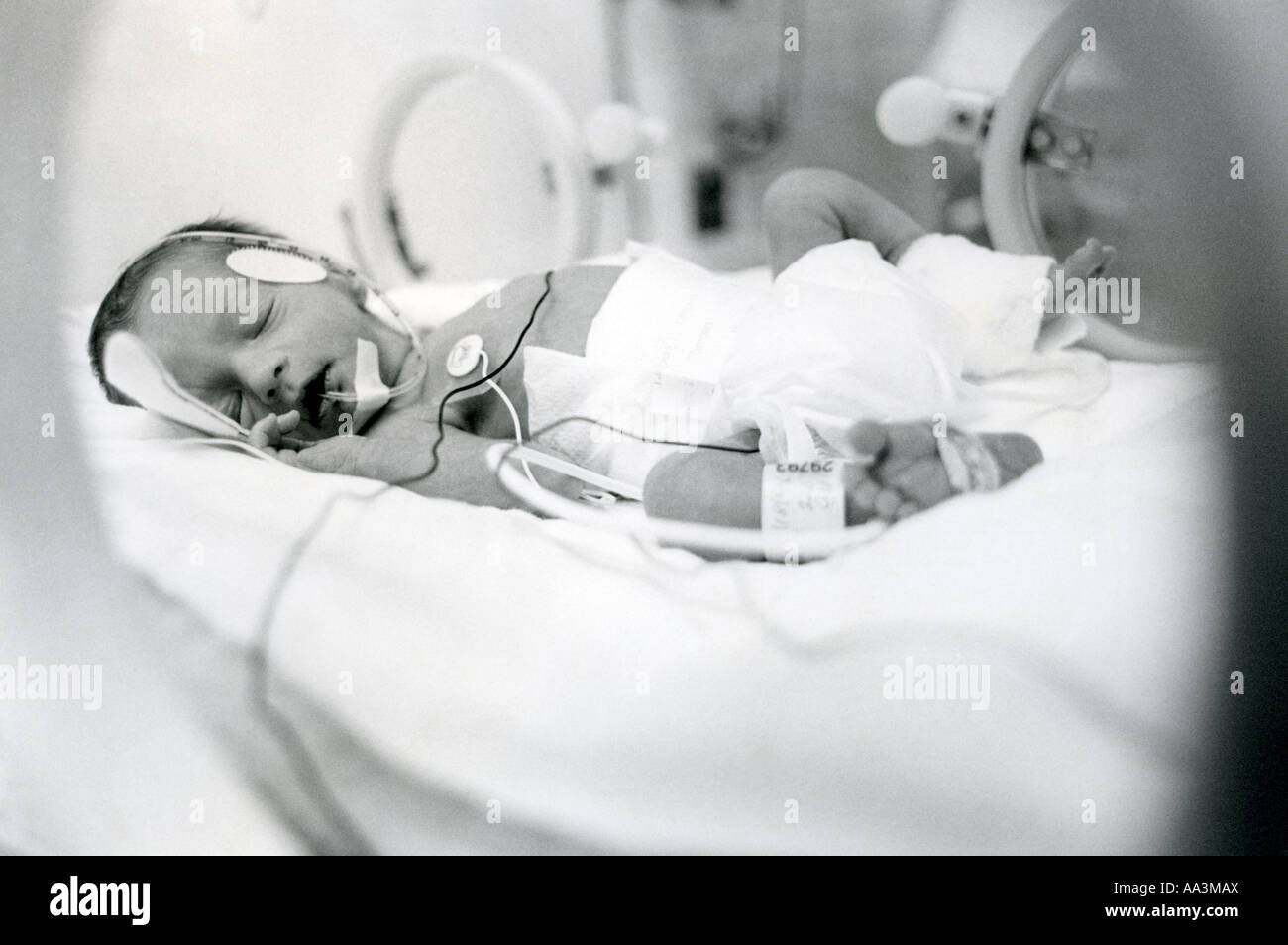 Bebe A L Interieur D Un Incubateur De Soins Intensifs Neonatals Photo Stock Alamy Bebe A L Interieur D Un Incubateur De Soins Intensifs Neonatals Photo Stock Alamy