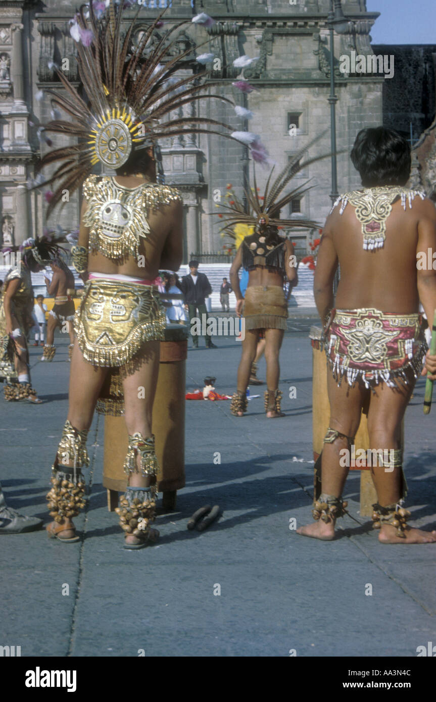 Danseuses à la place Zocalo à Mexico DF Banque D'Images