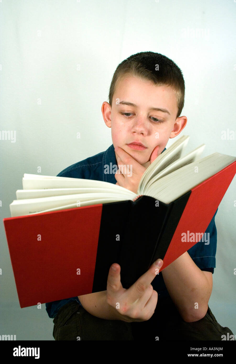 Teen Boy Reading, Seattle, Washington, USA Banque D'Images