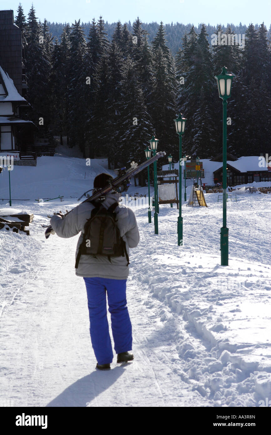 Homme marchant avec son équipement de ski, Kopaonik, Serbie Banque D'Images
