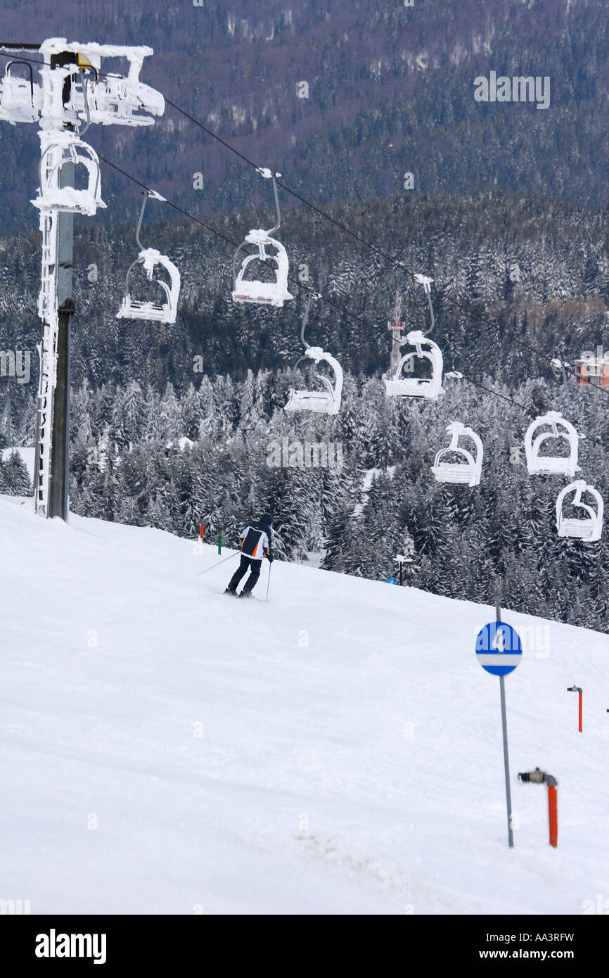 Ski Ski skieurs vers le bas, Kopaonik, Serbie Banque D'Images