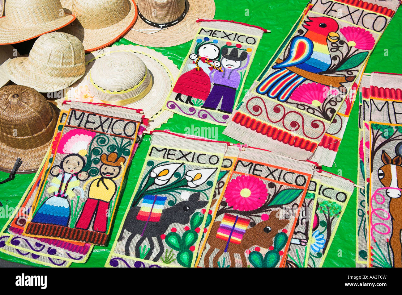 Chapeaux et mexicain brodé tenture murale souvenirs à vendre, Zocalo, Mexico,  Mexique Photo Stock - Alamy