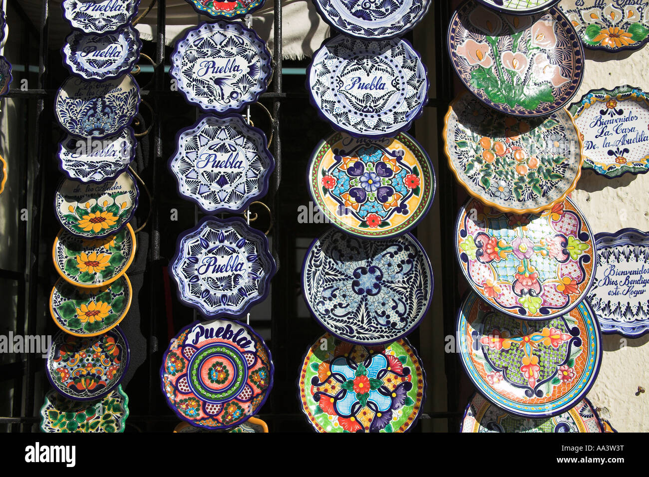 Des plaques en céramique pour la vente à l'extérieur un cadeau et boutique  d'artisanat, Puebla, Mexique Photo Stock - Alamy