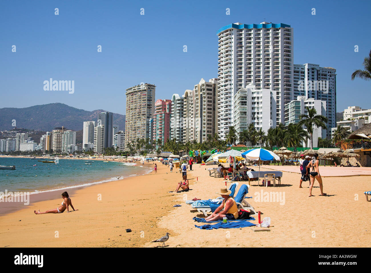 Les condominiums et les hôtels près de la plage, les gens de soleil, Acapulco, Guerrero, Mexique de l'État Banque D'Images
