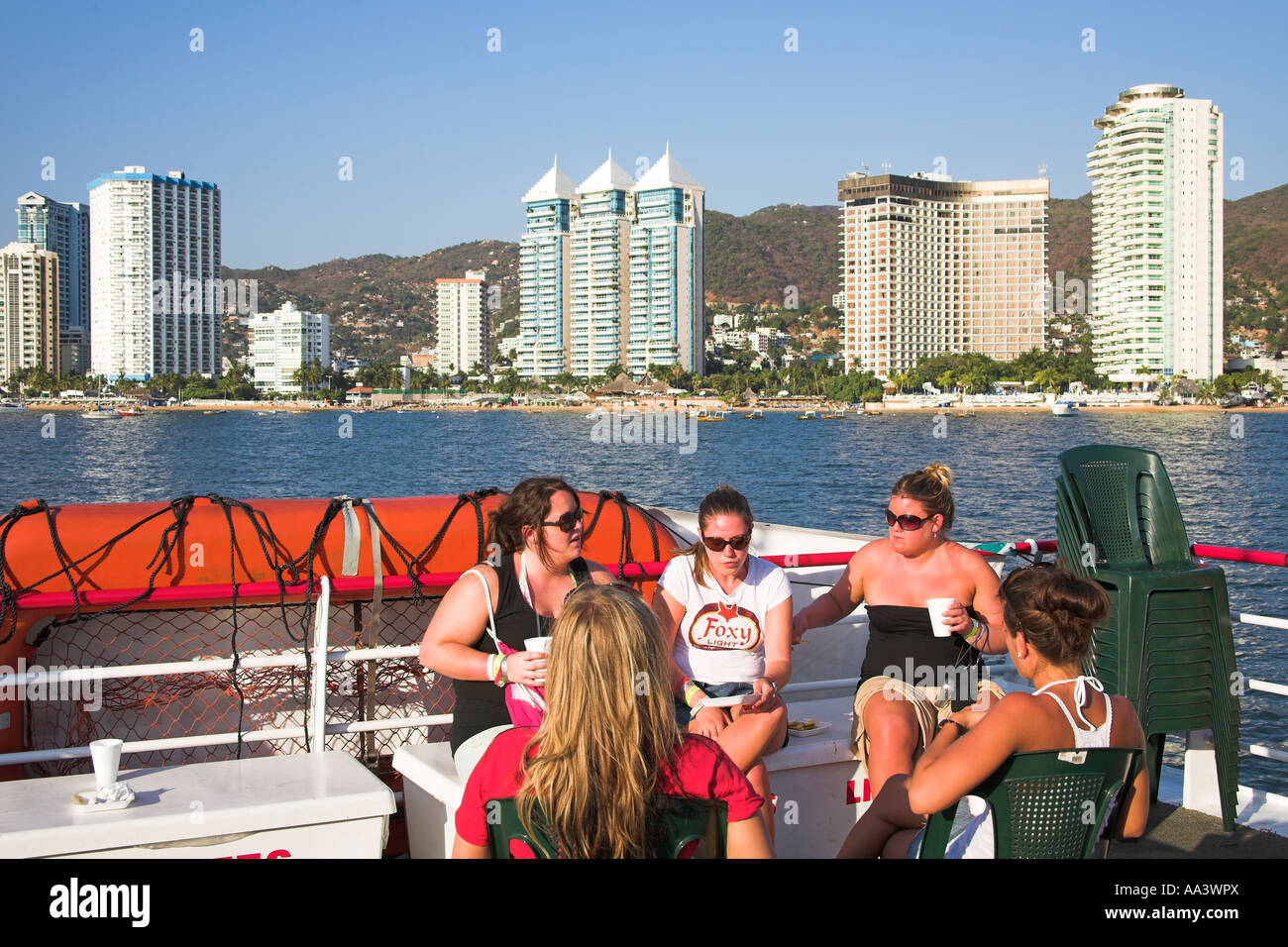 Groupe de filles sur bateau de croisière dans la baie d'Acapulco, Acapulco, Guerrero, Mexique de l'État Banque D'Images