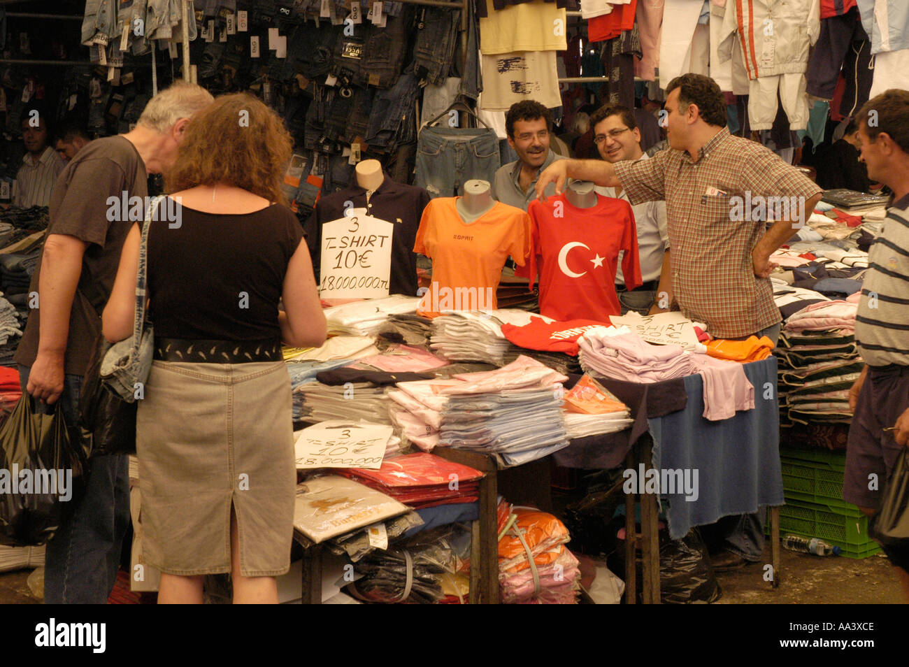 Aider les commerçants et les acheteurs de vacanciers à la recherche de bonnes affaires sur le marché local à Bodrum en Turquie Banque D'Images