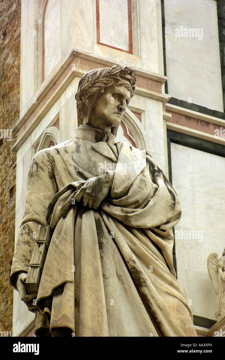 Sculpture de Dante Alighieri en face de l'église de Santa Croce Florence Italie Banque D'Images