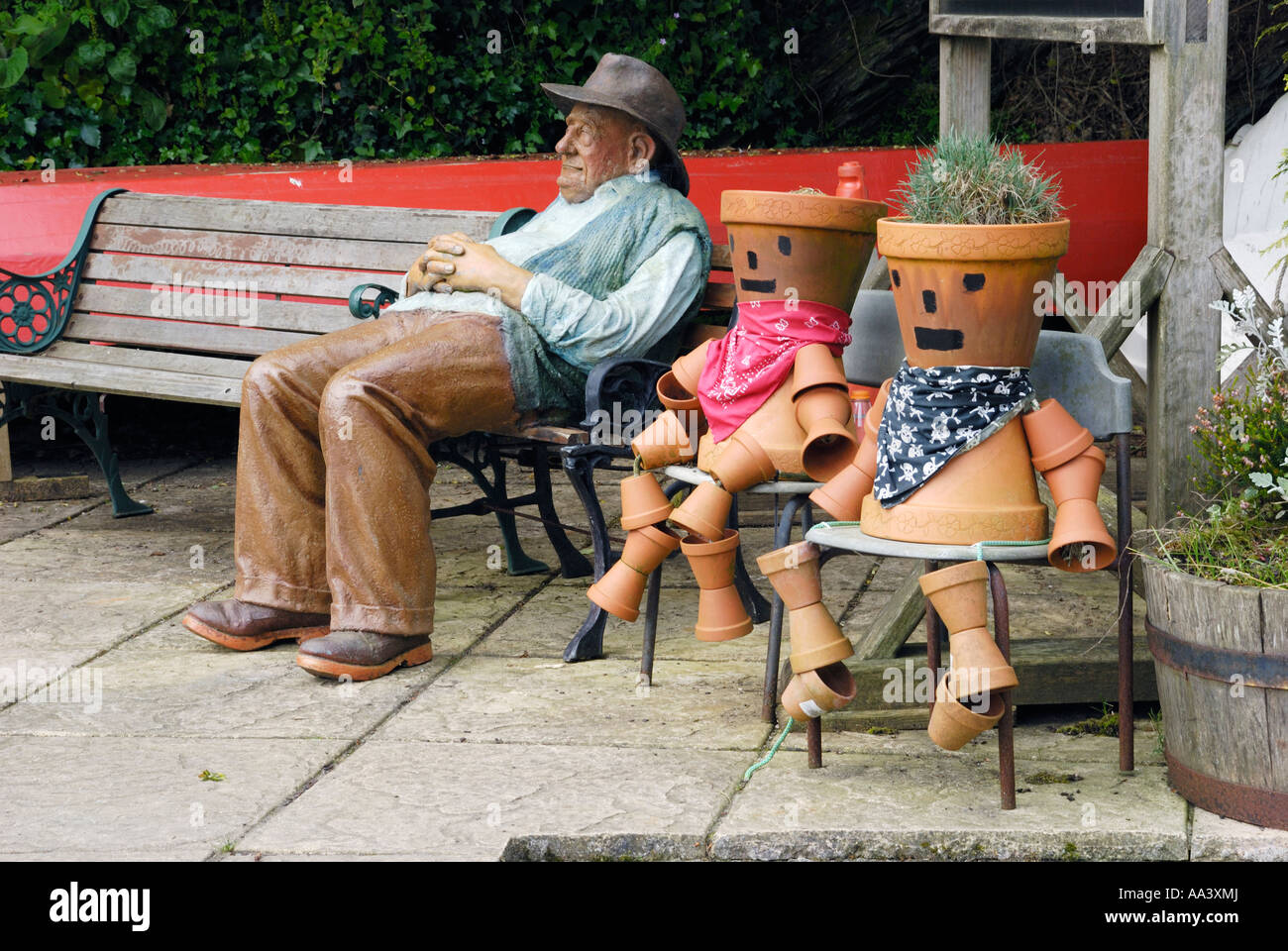 Bill et Ben the Flowerpot Men avec la figure en bois sculpté à King Ferry Harry Cornwall UK Banque D'Images