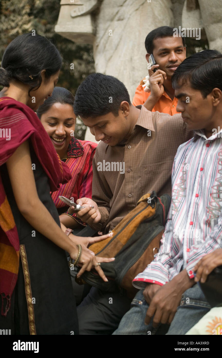 Les élèves bénéficiant de la révolution de la téléphonie mobile 2006 Dhaka Banque D'Images