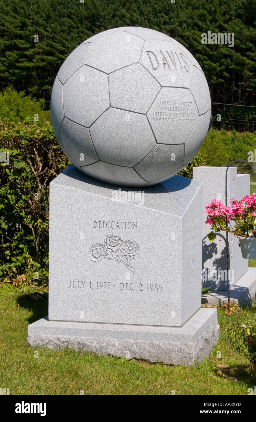 Ballon de soccer à la pierre tombale cimetière espère dans Barre Vermont la capitale mondiale du granit Banque D'Images