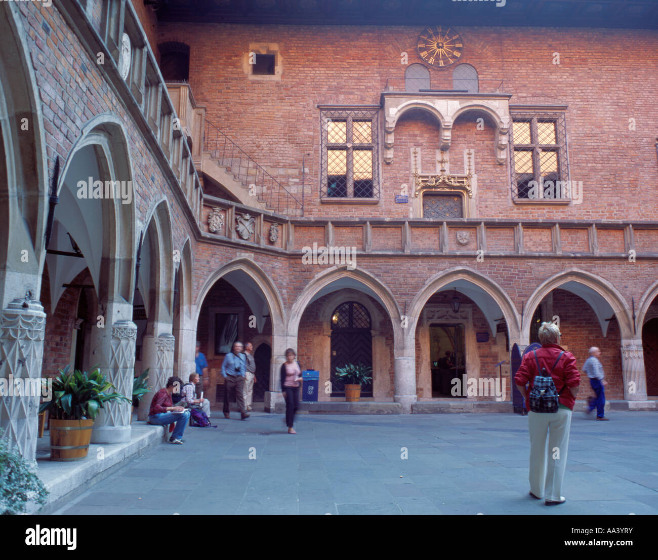 Cour intérieure à arcades du Collegium Maius, jagiellonska ul, Cracovie, Pologne, Malopolska. Banque D'Images