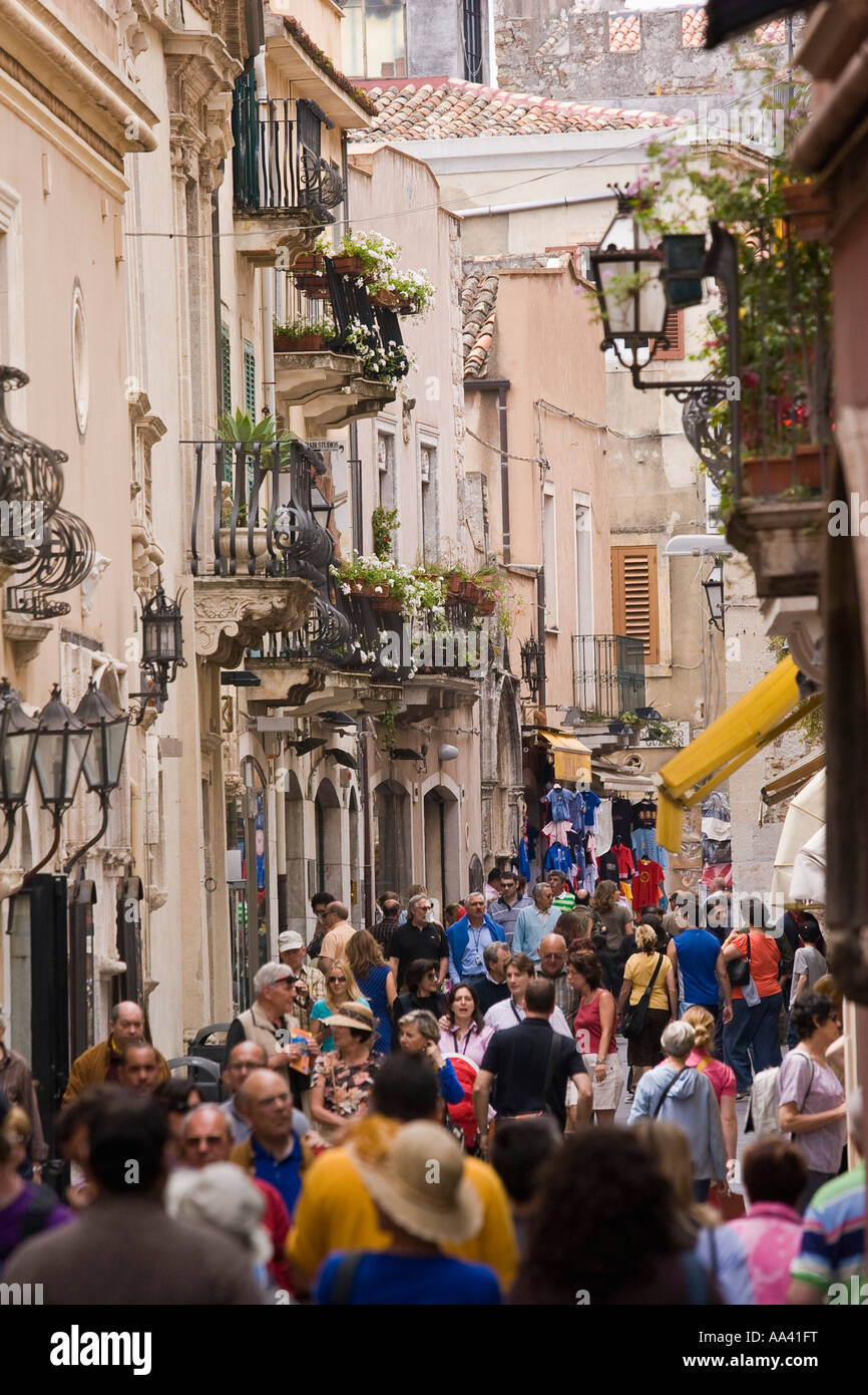 Samedi après-midi, foule de gens shopping sur le Corso Umberto Taormina Sicile Italie Banque D'Images