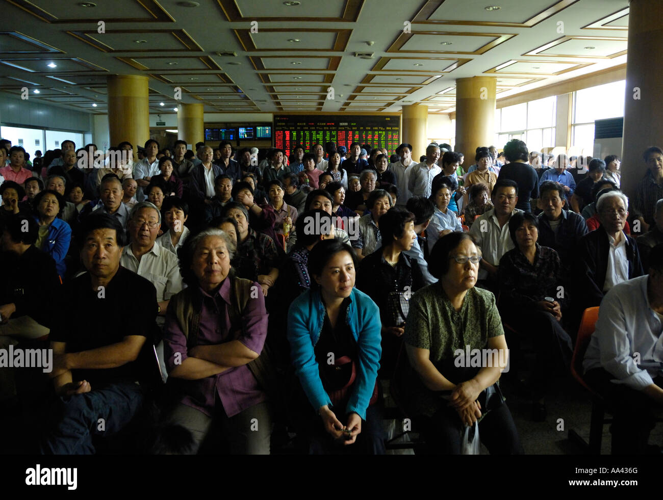 Les investisseurs chinois watch dans un indice boursier de la bourse de Pékin Chine 10 mai 2007 Banque D'Images