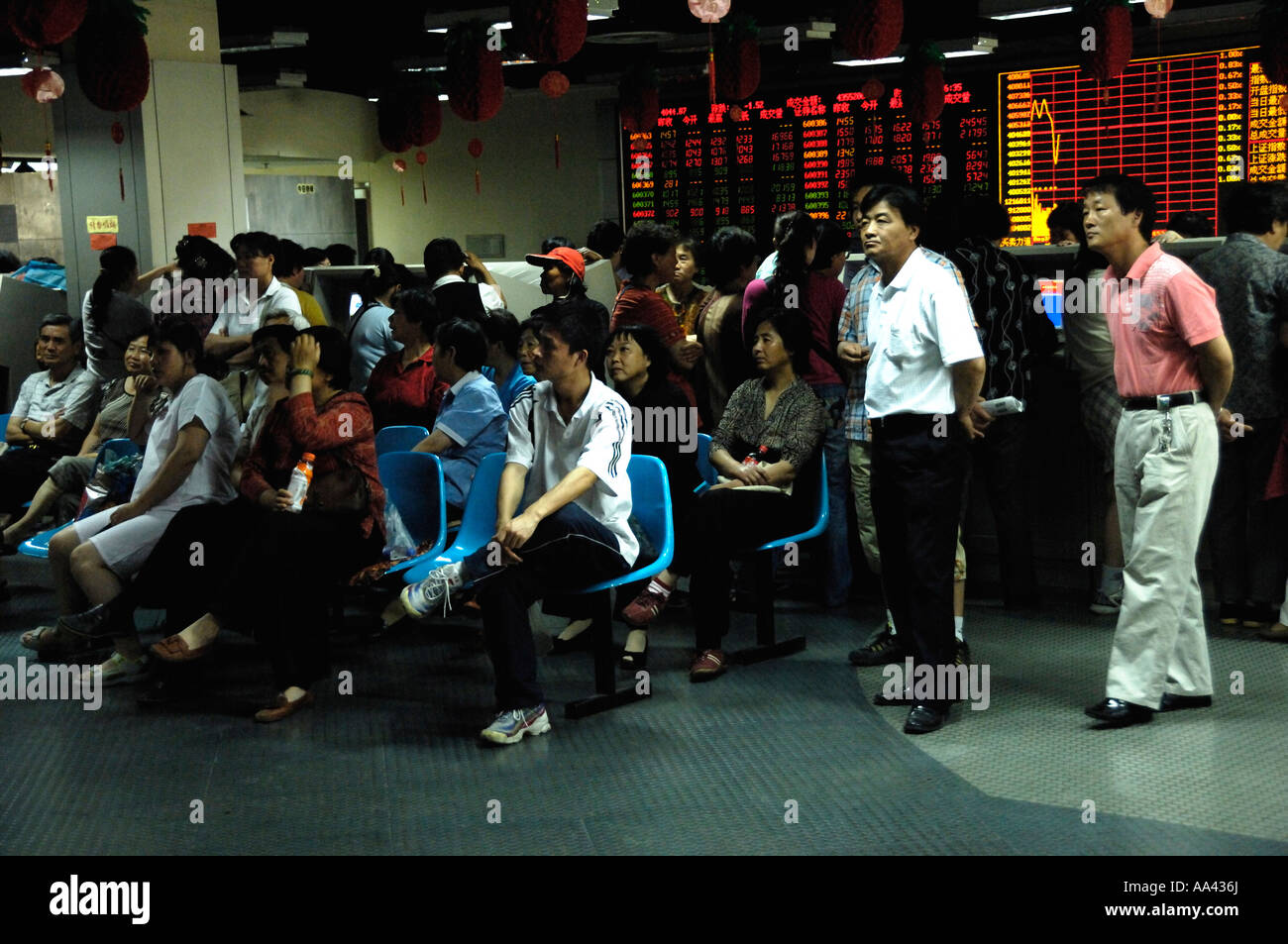 Les investisseurs chinois watch dans un indice boursier de la bourse de Pékin 15 Mai 2007 Banque D'Images