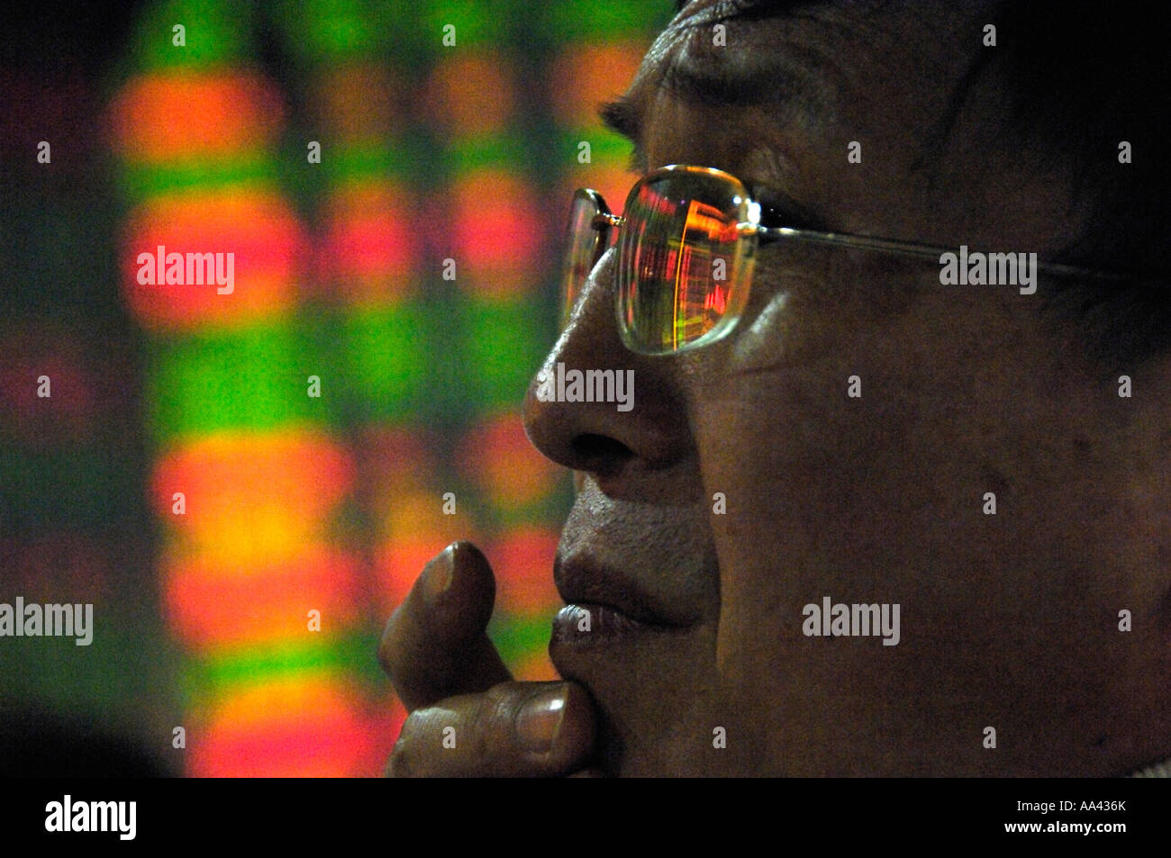 Un investisseur chinois montres stock index dans un opéra de Pékin 15 Mai 2007 Banque D'Images