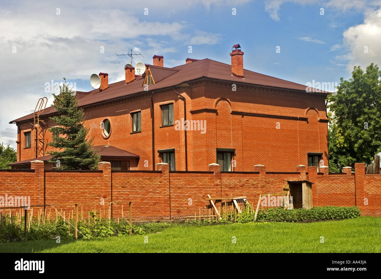 Maison moderne sur le fleuve de l'Irtisch, Omsk à l'eau d'Irtisch et Omka, Omsk, Sibiria, Russie, GUS, Europe, Banque D'Images