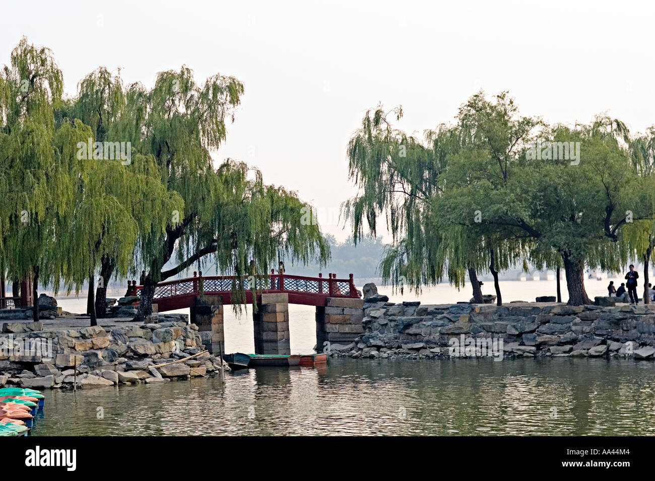 Chine Pékin touristes profiter de pique-nique sous les arbres de saule sur les îles accessibles par un pont ou un bateau dans le Lac de Kunming Banque D'Images