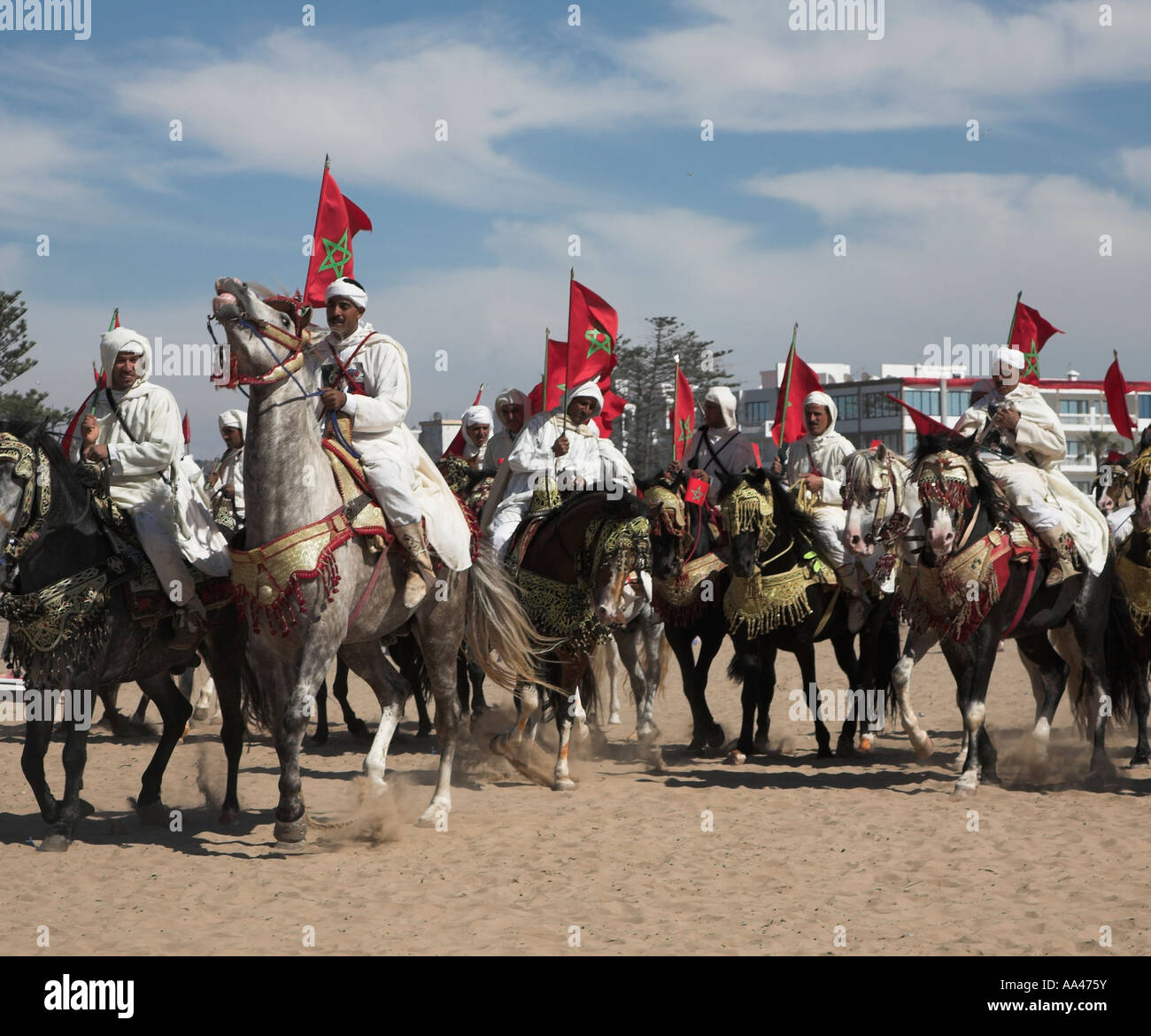 Cavaliers De Robes Blanches Avec Létoile Rouge De Drapeaux