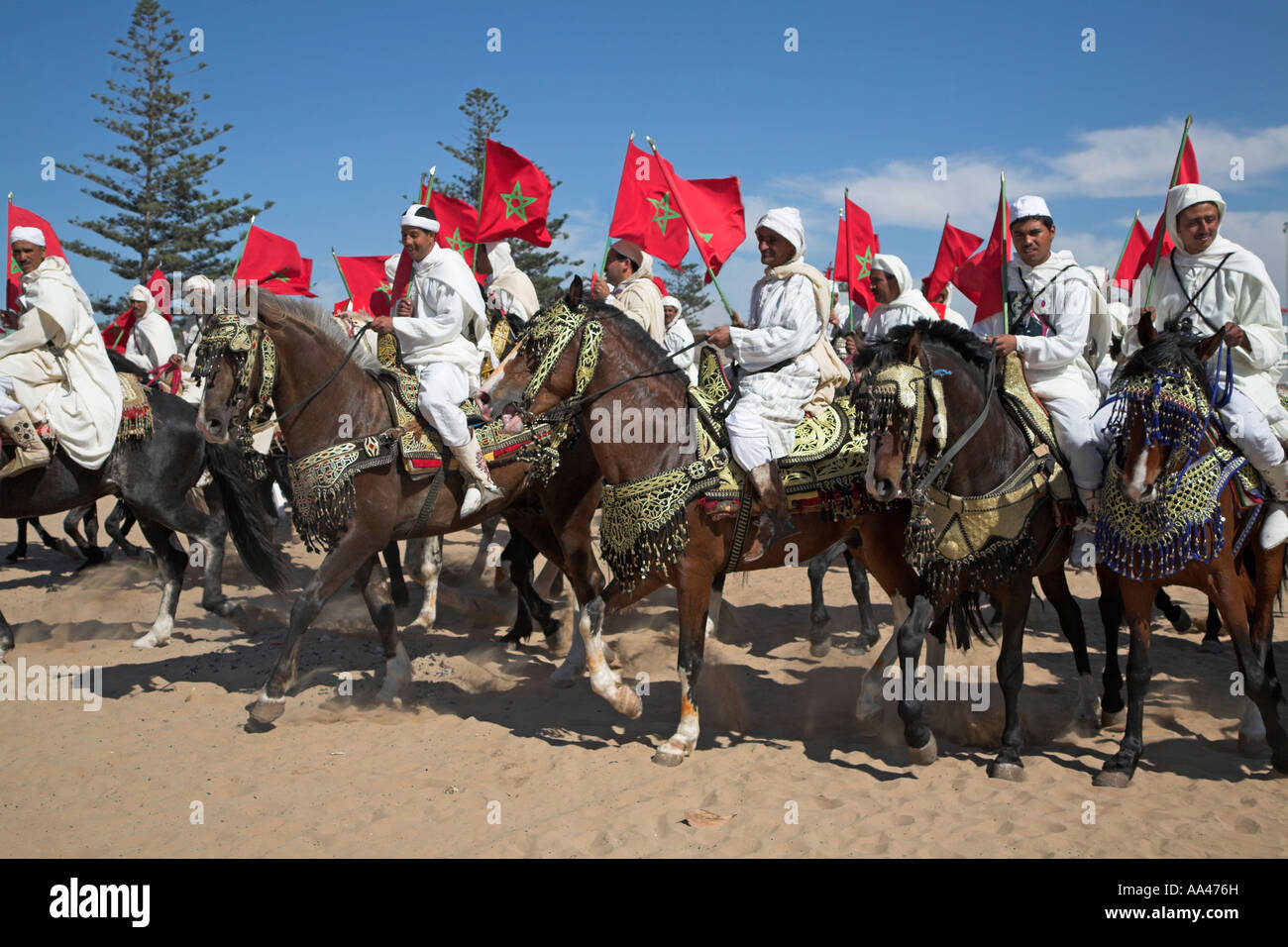 Cavaliers De Robes Blanches Avec Létoile Rouge De Drapeaux