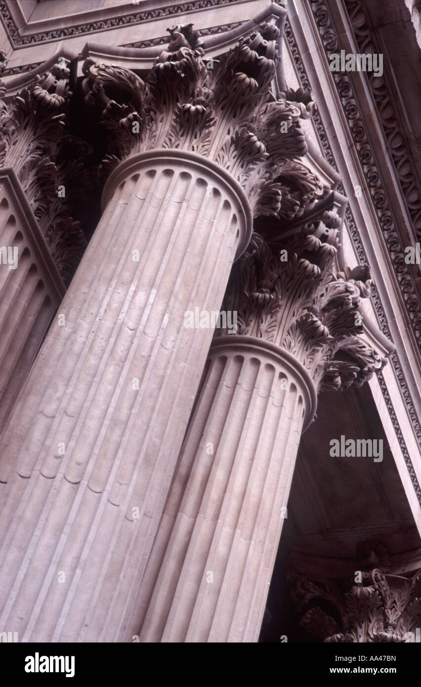 Couplé ordre corinthien colonnes soutenant le portique ouest façade principale de la Cathédrale St Paul, ville de Londres, Angleterre Banque D'Images