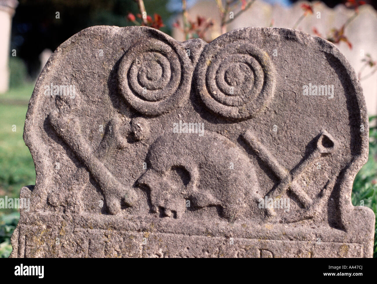 Tête de mort, pic et à la pelle - début 17ème moderne c tombstone, église paroissiale de St Mary, Hendon, Londres Banque D'Images