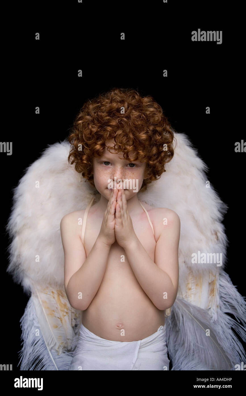 Enfant habillé en ange ailes s Banque D'Images