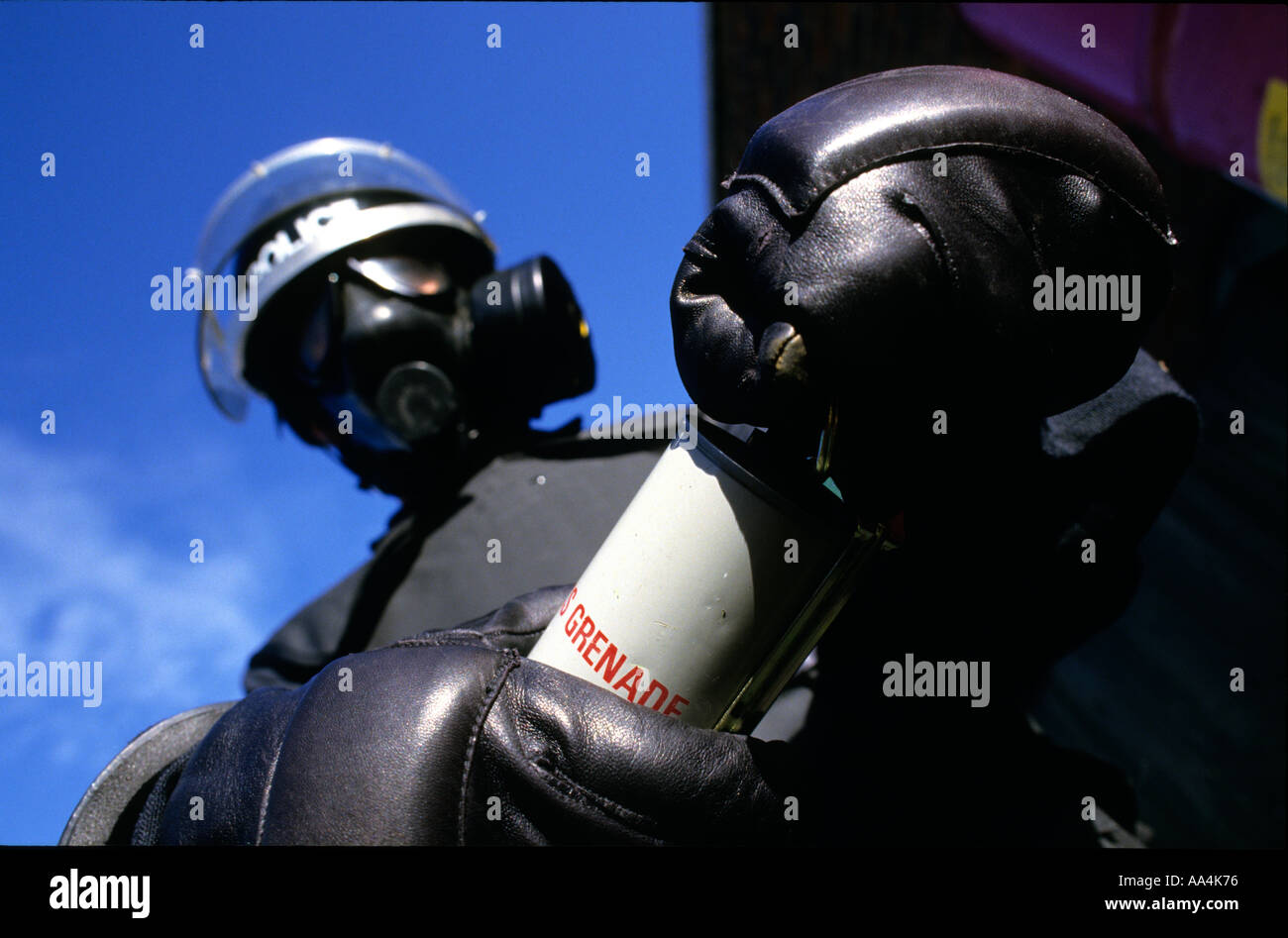 Marchand d'armes britannique basée à l'ouest du pays montre sa collection d'armes à vendre principalement aux forces canadiennes outre-mer en 1986. Banque D'Images