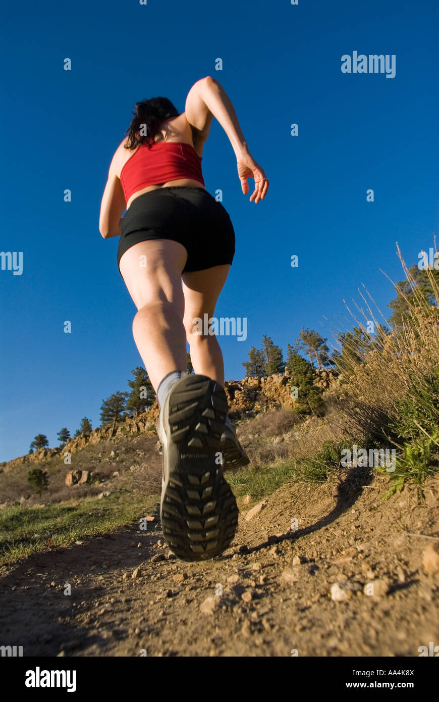 Photo d'action d'une femme trail running Banque D'Images