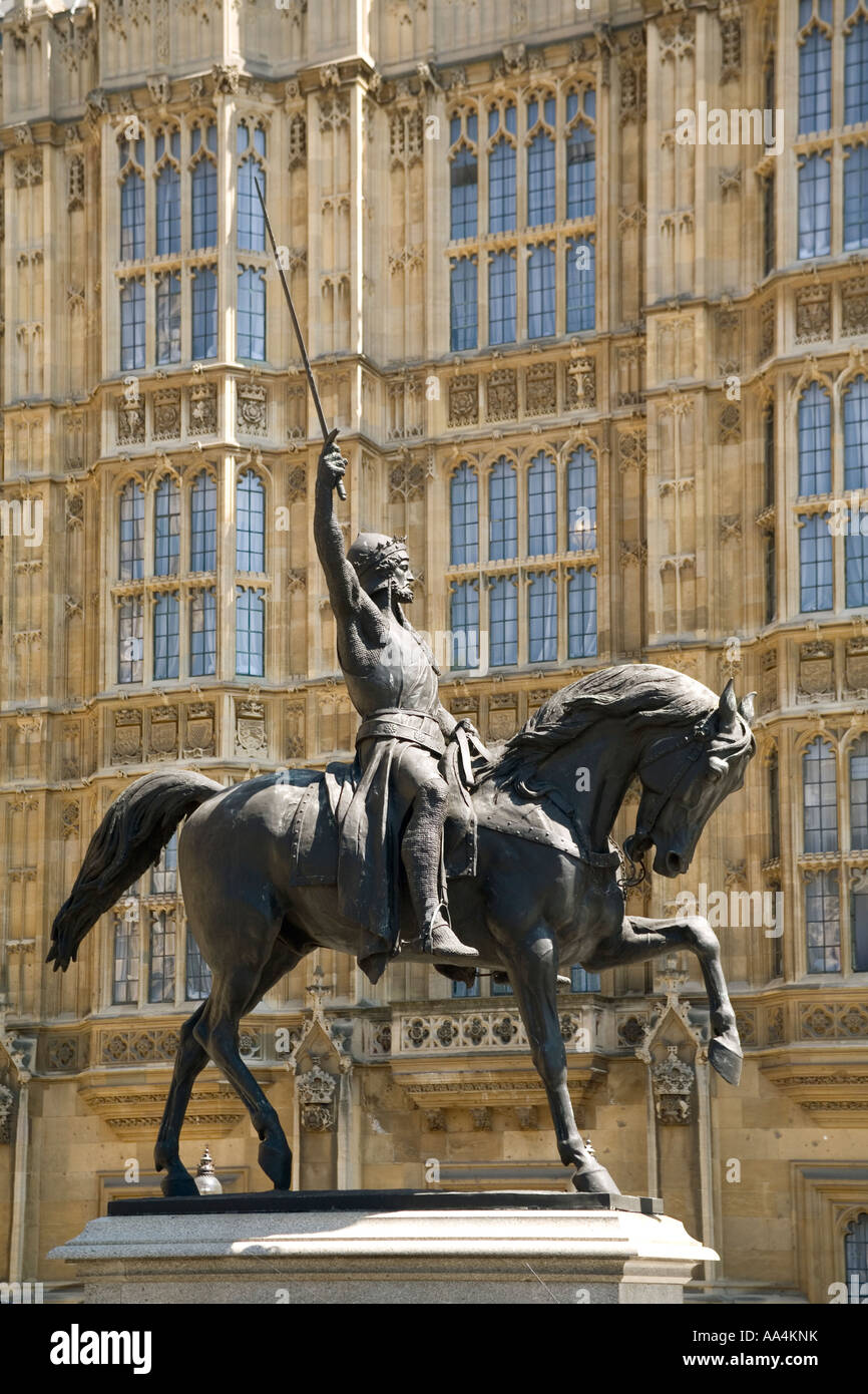 L'Angleterre. Londres. Statue du Roi Richard I, 'Lion' Banque D'Images
