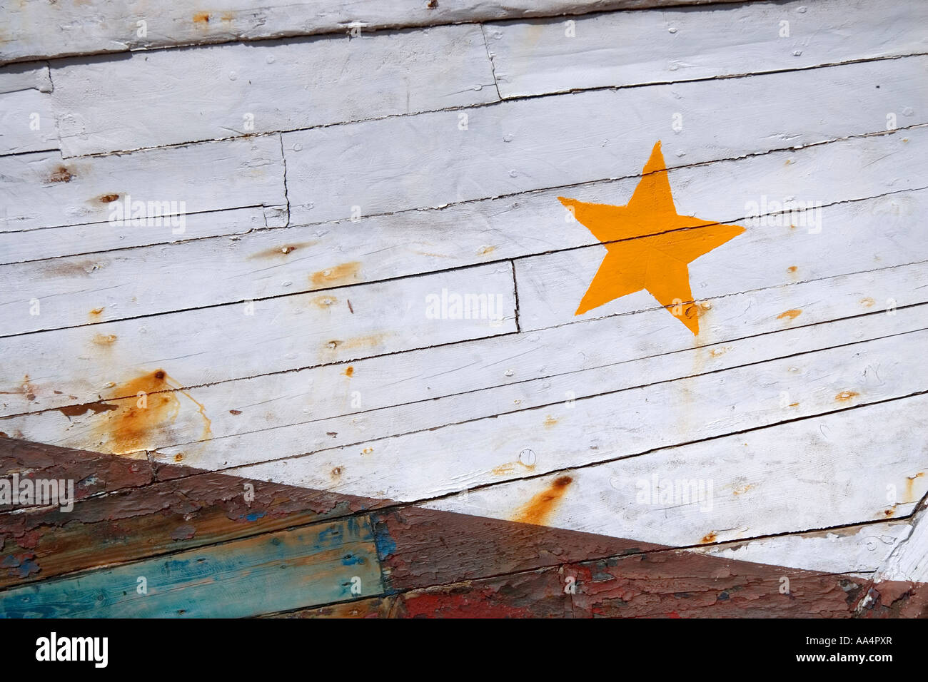 Détail de la structure en bois d'un bateau coque s une étoile jaune vif est peint sur la surface blanche Banque D'Images
