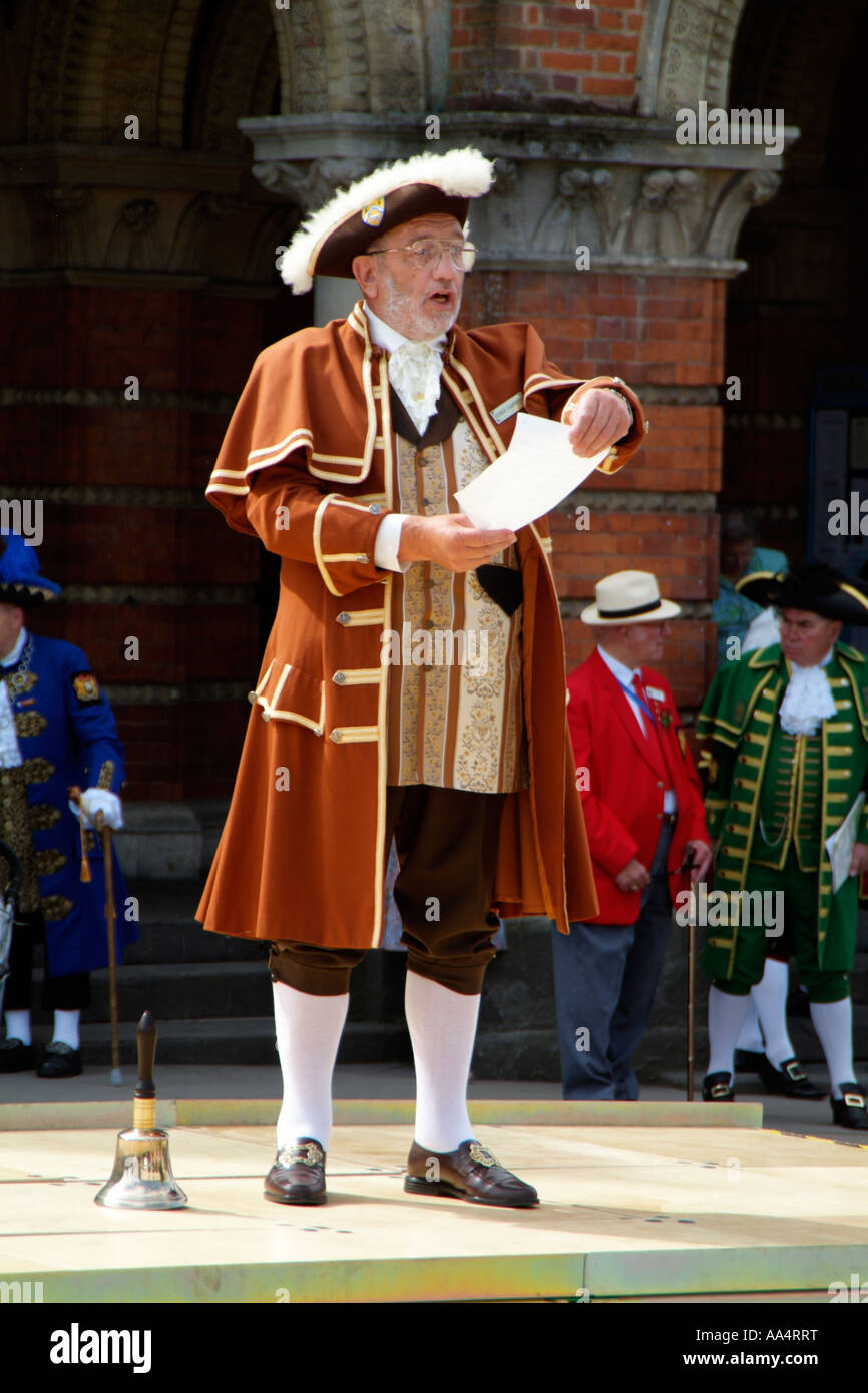Crieur public de Wotton under Edge Gloucestershire à Hungerford Town Hall West Berkshire le sud de l'Angleterre, Royaume-Uni Banque D'Images