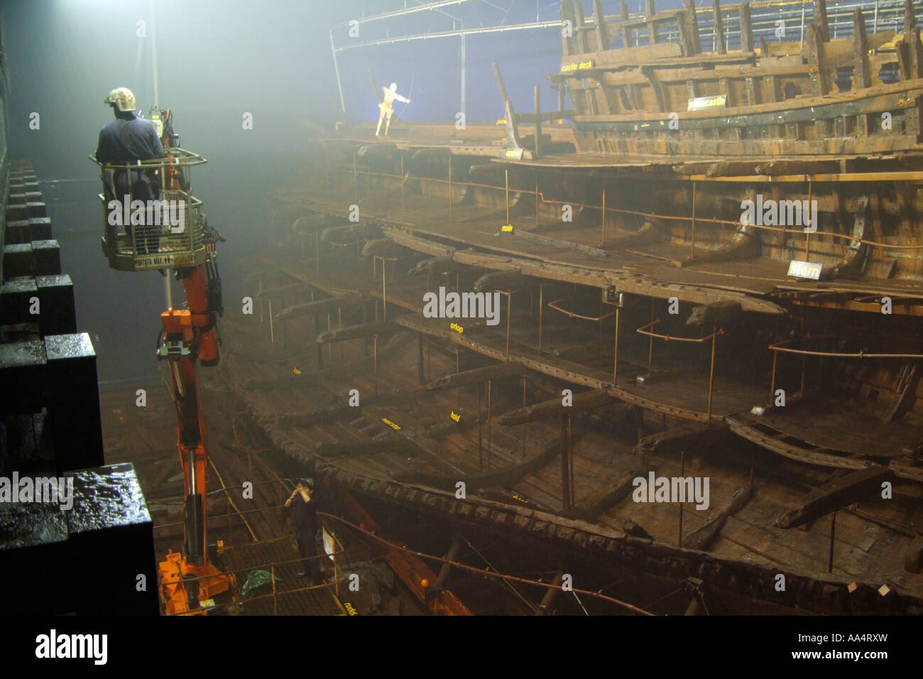 Mary Rose 16e siècle navire de guerre. Portsmouth Dockyard England UK conservation active des travaux en cours. Banque D'Images