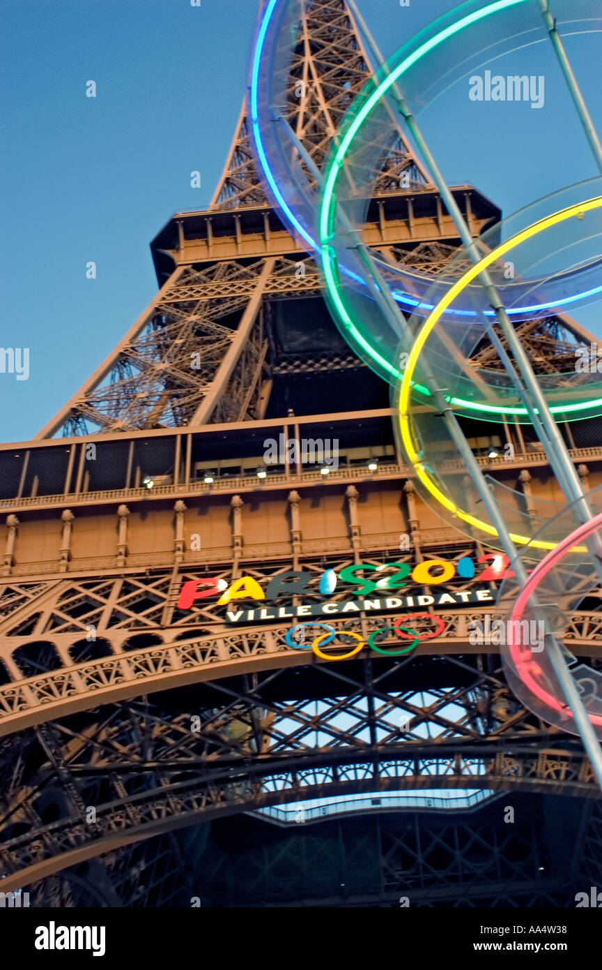 Paris France, angle bas, panneau monuments sur la Tour Eiffel , panneau coloré, communication Olympique 'Paris 2012' Banque D'Images