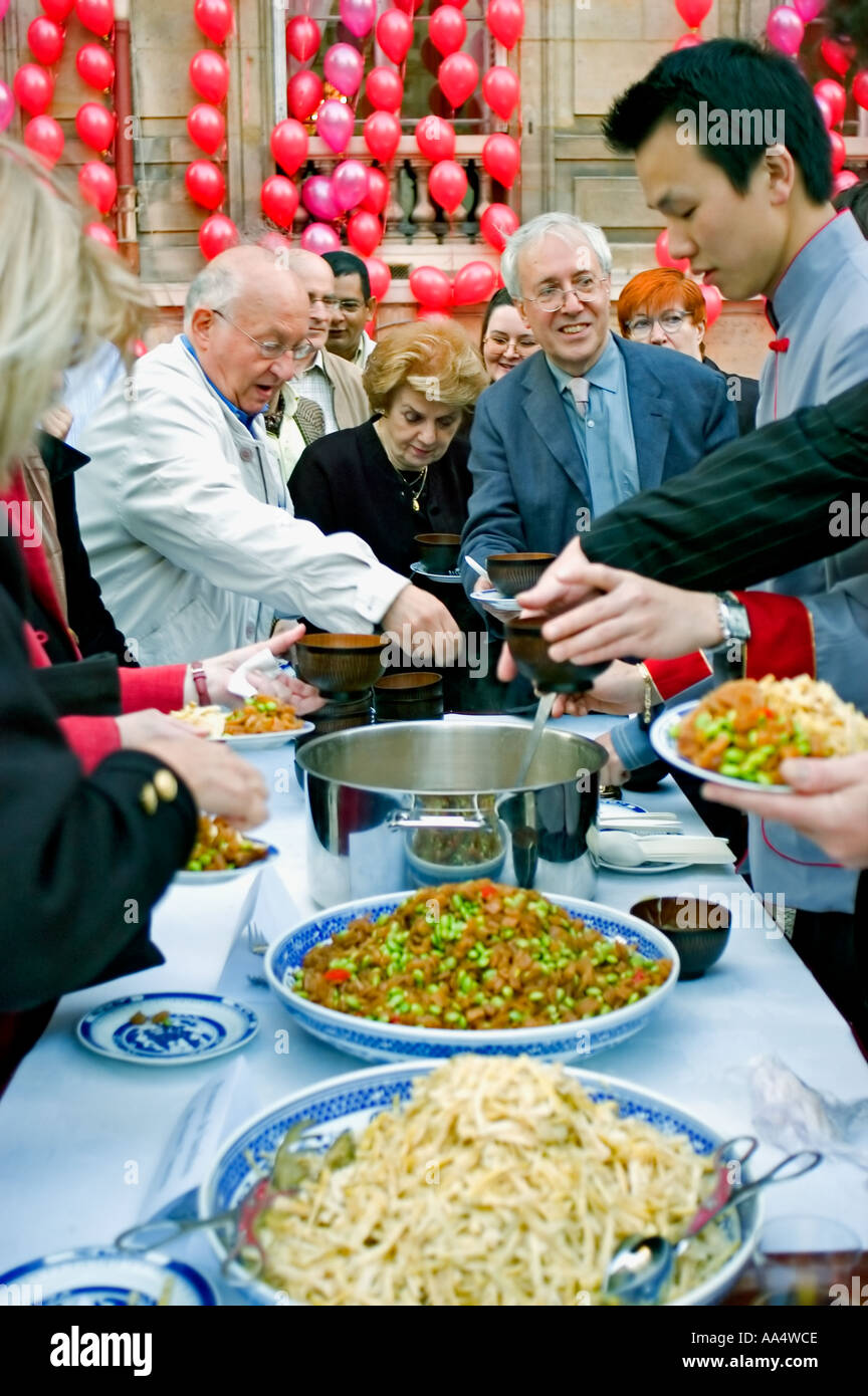 Paris France, les gens se servent au buffet de nourriture chinoise au 'Centre culturel chinois' des célébrations du nouvel an, festival ethnique, chines Banque D'Images