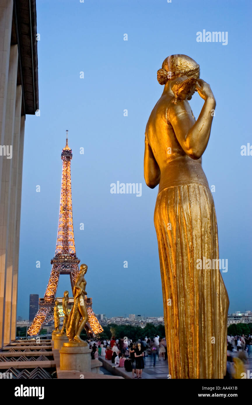 Paris France, Monuments 'Tour Eiffel' Du Trocadéro 'illuminé' au crépuscule, statues en or, "Palais de Chaillot" Banque D'Images