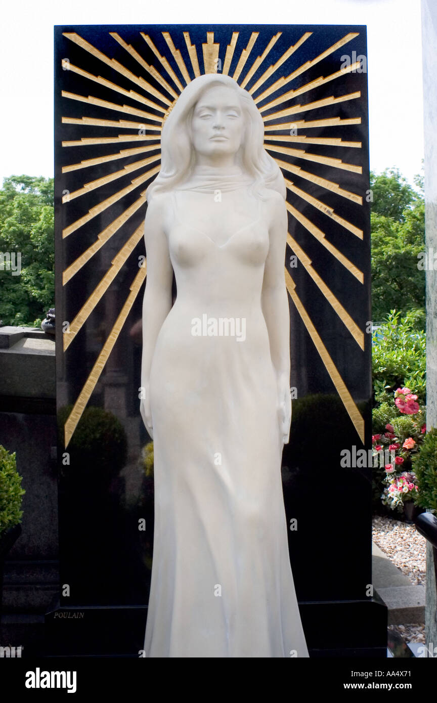 Paris France, 'Parc urbain' 'Cimetière de Montmartre' Statue de Dalida Mémorial du tombeau de la chanteuse française Sculptor, figure féminine de sculpture en marbre, Banque D'Images