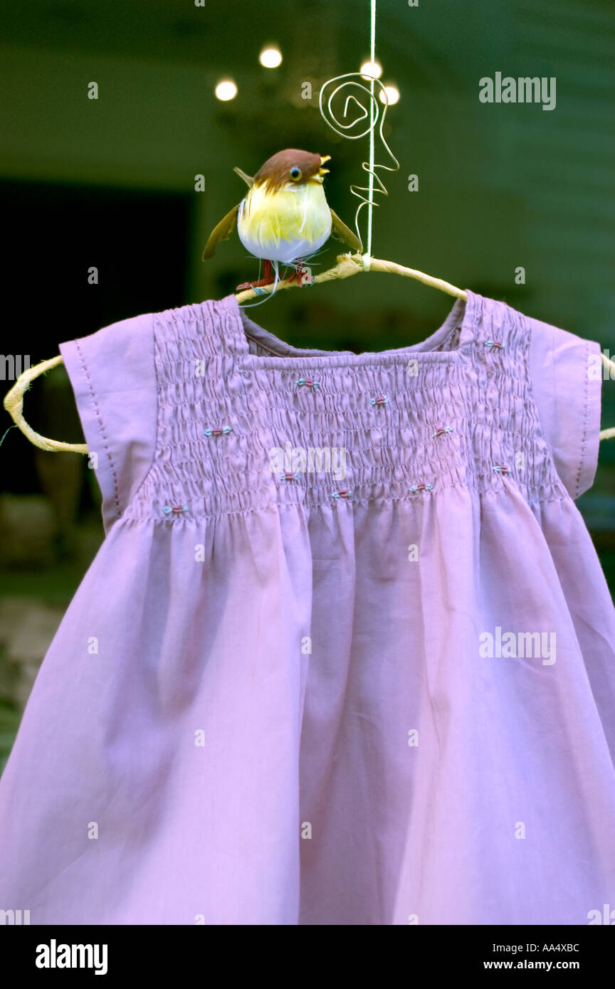 Paris France 'Vêtements pour enfants Bonpoint'' ''Small Détails Robe de  fillette' 'Fenêtre' Affichage Printemps Shopping Design Photo Stock - Alamy