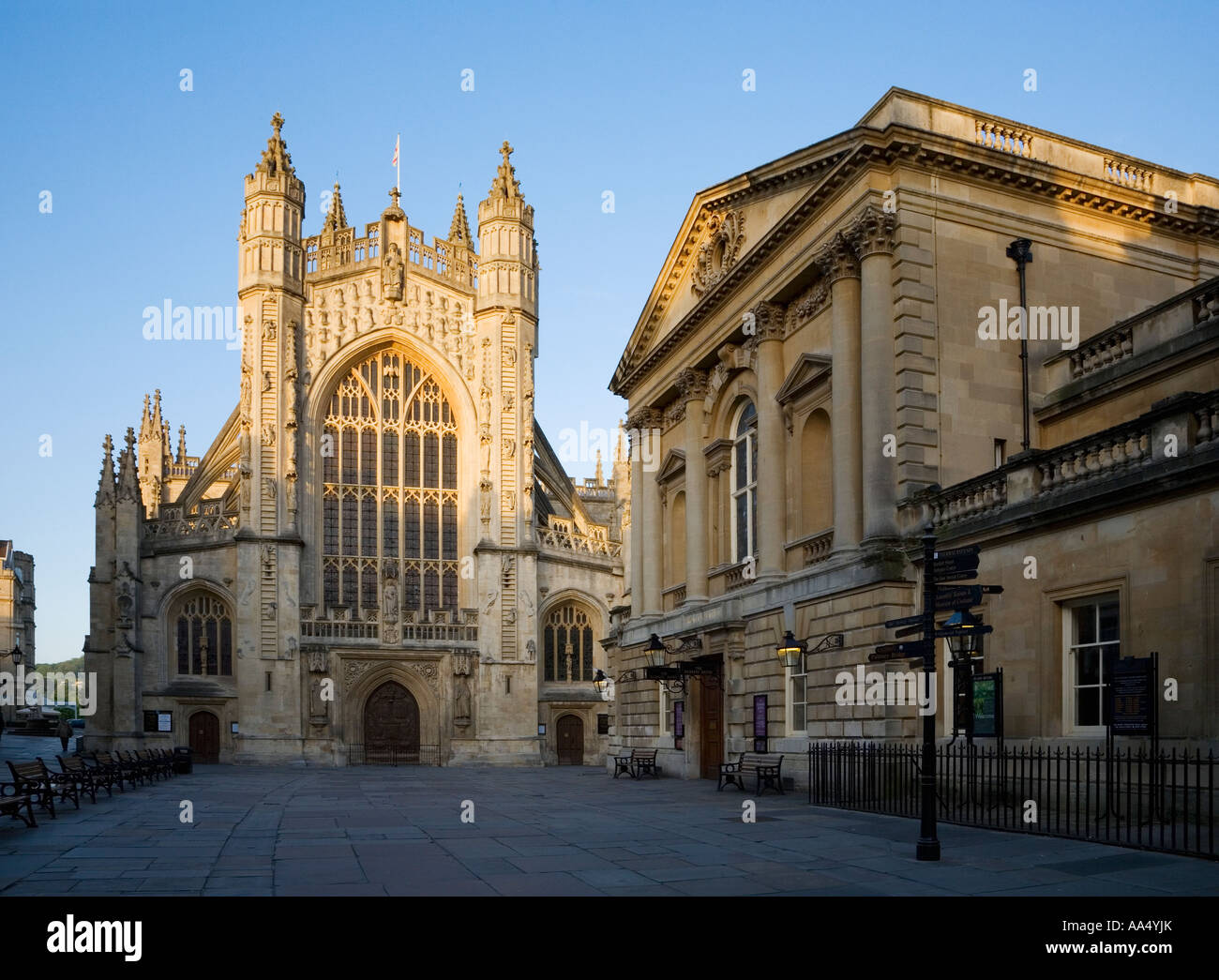 L'Abbaye de Bath et l'entrée aux Bains Romains et des pompes baignoire Somerset en Angleterre Banque D'Images