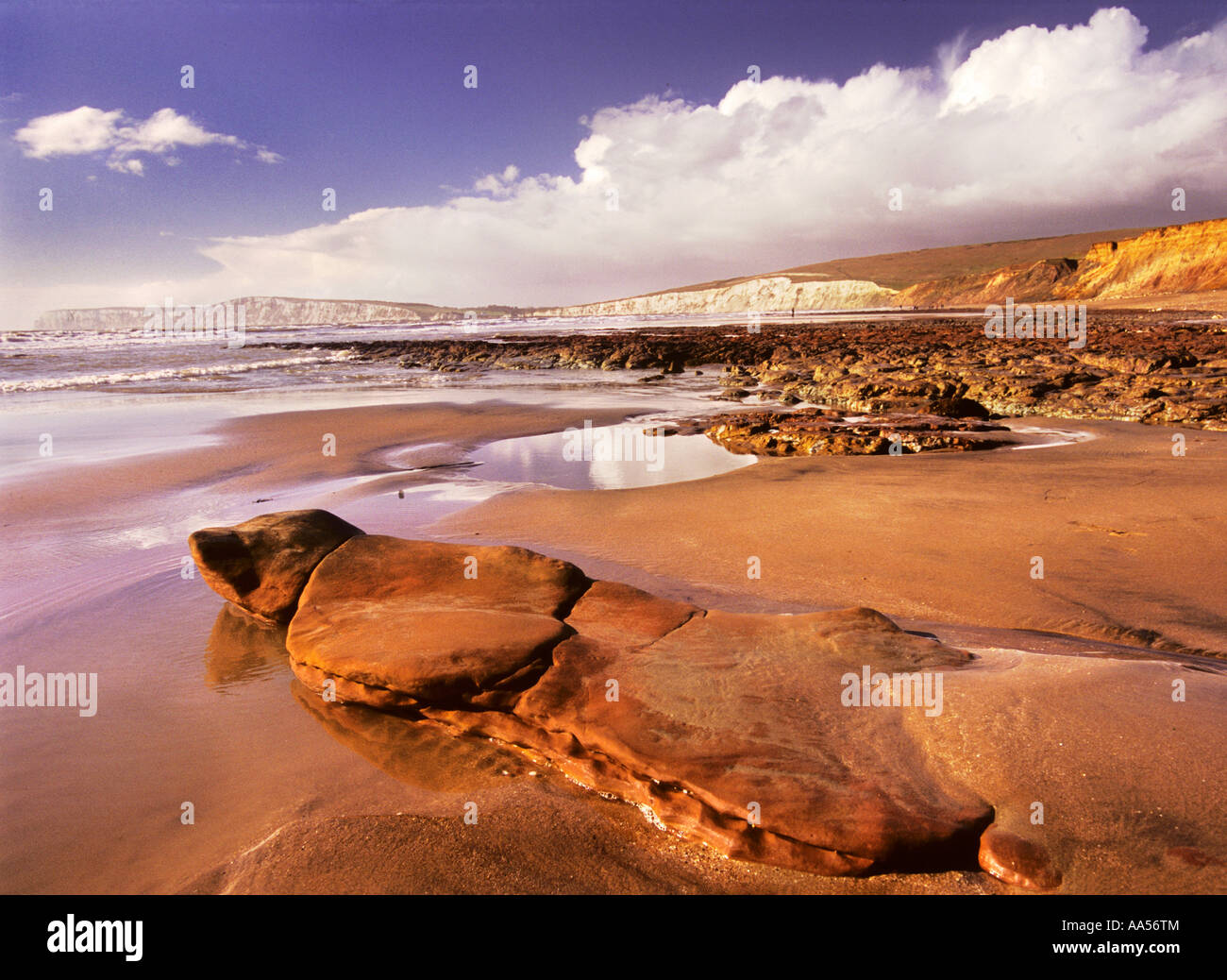La plage et les falaises à Compton Bay, île de Wight, à l'eau douce vers Bay Banque D'Images