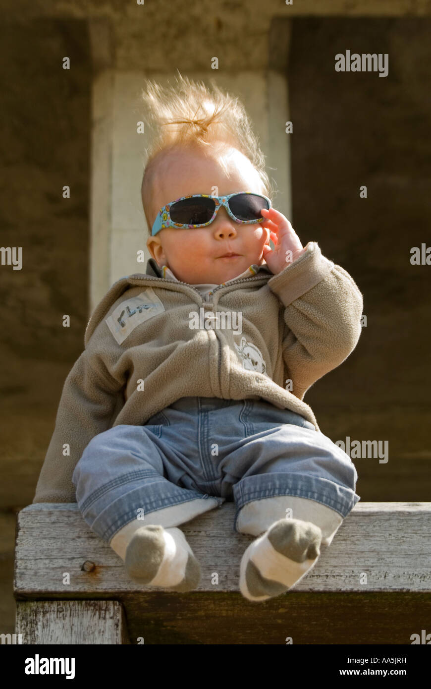 Vertical humoristique close up of a 6 mois bebe garcon posant pour des photos avec des lunettes de soleil sur Photo Stock Alamy