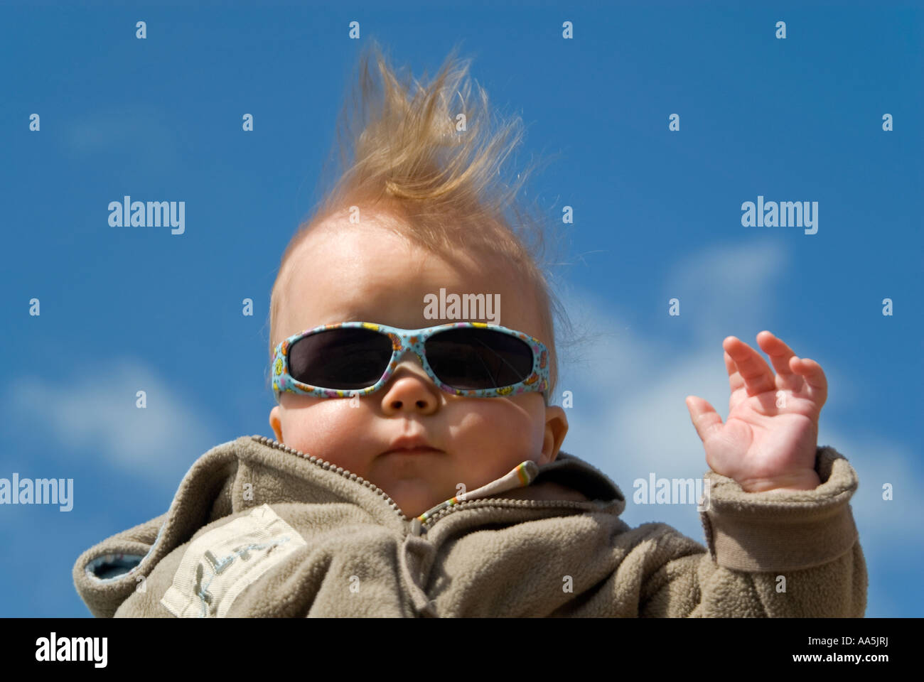 Horizontal humoristique close up of a 6-mois bébé garçon posant pour des photographies. Banque D'Images