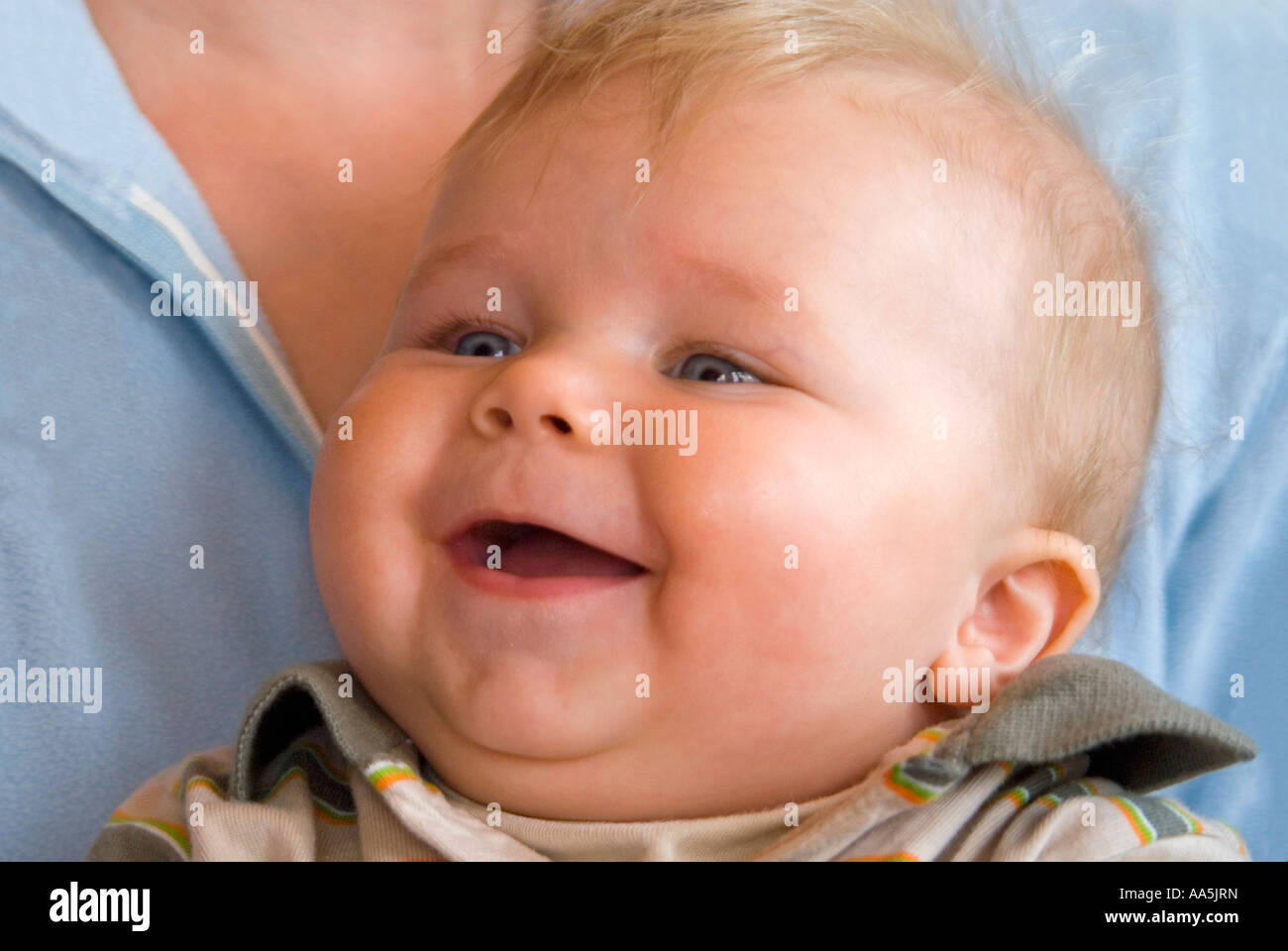 Close Up Portrait Of Horizontal D Une Belle Blonde Aux Yeux Bleus Aux Cheveux Agee De 6 Mois Bebe Garcon Riant Et Riant Photo Stock Alamy Close Up Portrait Of Horizontal D Une Belle Blonde Aux Yeux Bleus Aux Cheveux Agee De 6 Mois Bebe Garcon Riant Et Riant Photo Stock Alamy