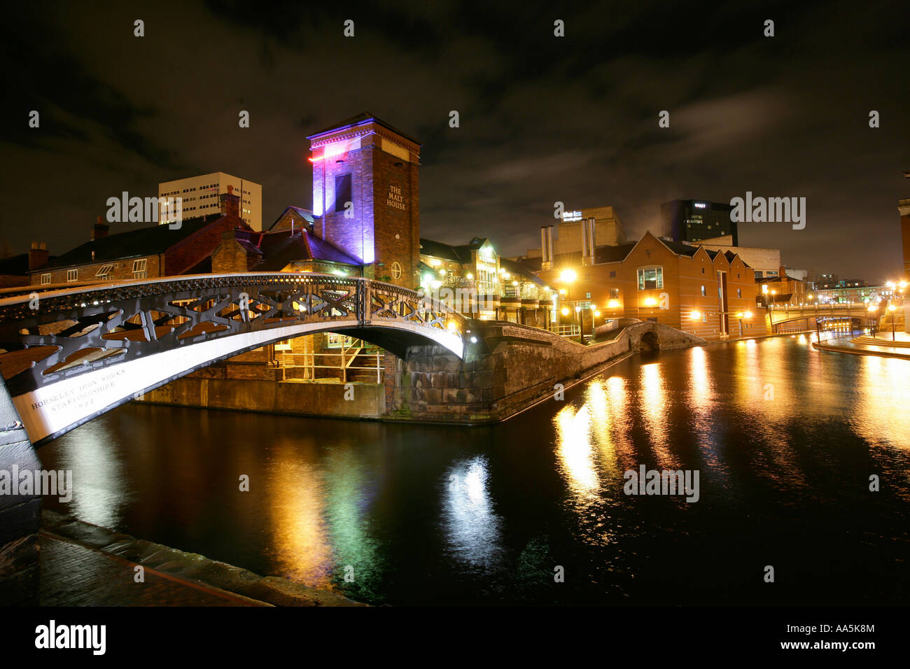 Vue sur le canal près de Brindleyplace Birmingham England a également montré des bars et allumé bridge at night Banque D'Images