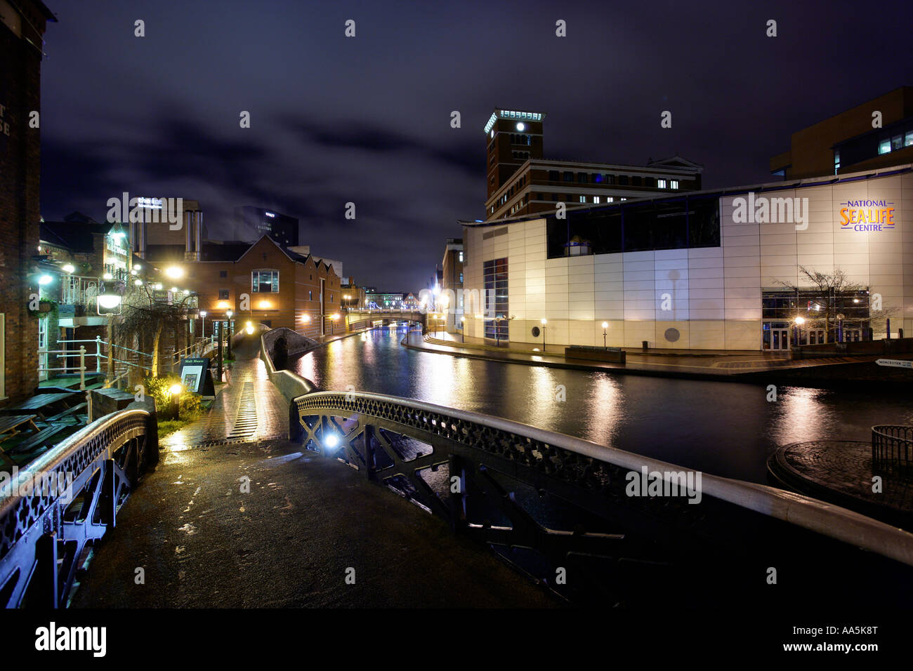 Vue sur le canal près de Brindleyplace Birmingham Birmingham England sur la photo est le National Sea Life Centre ICC canaux Banque D'Images