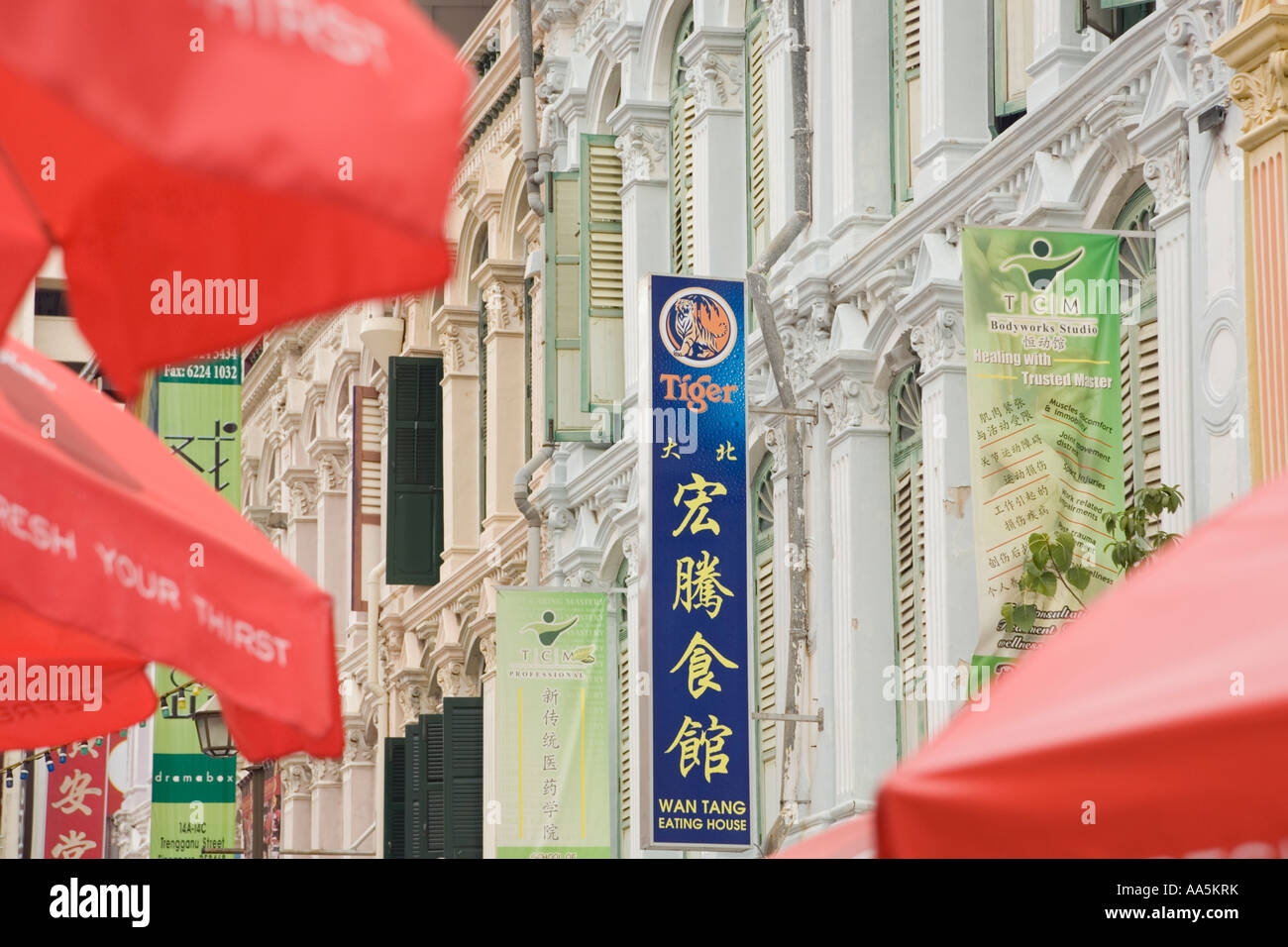 Singapour Publicité enseignes et des parasols restaurant dans le quartier chinois Banque D'Images