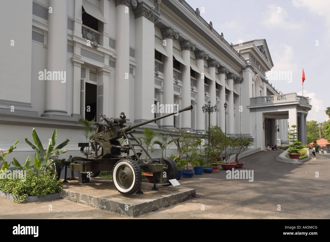 VIETNAM HO CHI MINH CITY SAIGON musée de Ho Chi Minh Ville. L'artillerie anti aircraft capturés par le Vietnam du Nord Banque D'Images