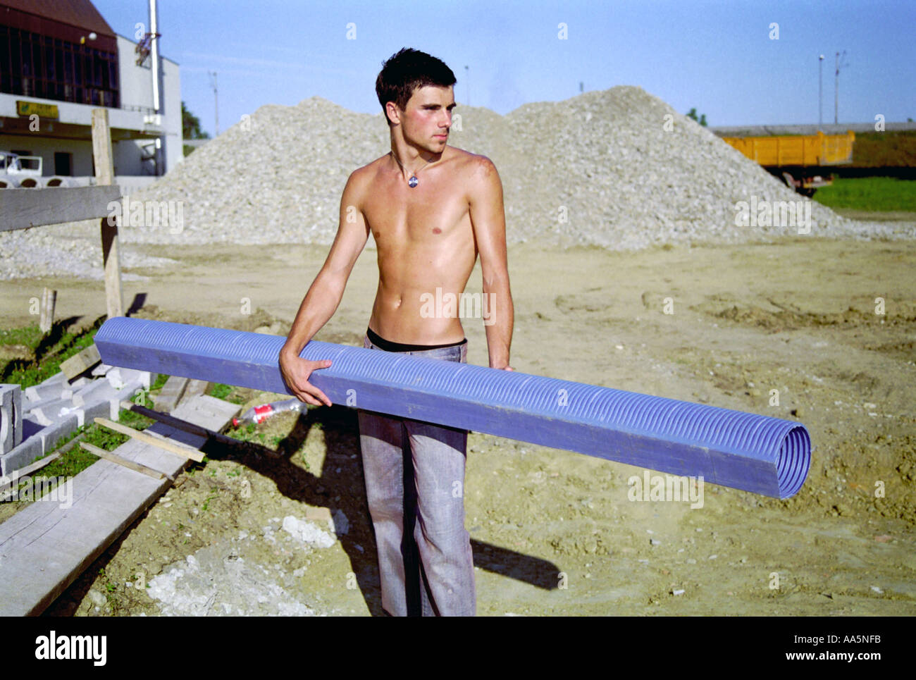 Les jeunes hommes est porteur du tuyau bleu Banque D'Images